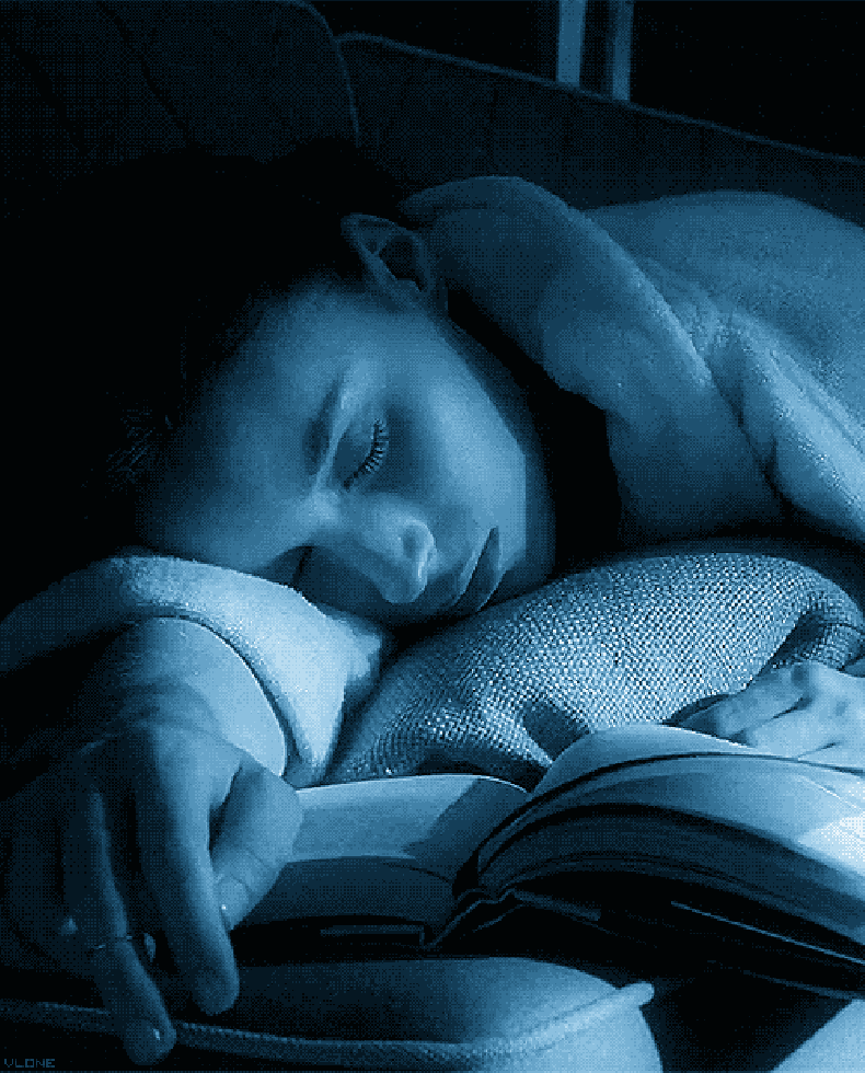 Гифы под одеялом. Объятия перед сном. Девушка спит.
